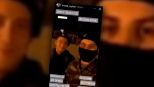 Video që po trazon Greqinë: Dy të rinj shqiptarë urdhërojnë ushtarët grekë në rresht të thërrasin shqip `Meritoni’