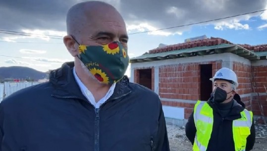 Kush i bën këto ndërtime?! Rama tregon batutën me qytetarin: I bën Ndragheta me mafian Kush i bën këto ndërtime?! Rama tregon batutën me qytetarin: I bën Ndragheta me mafian