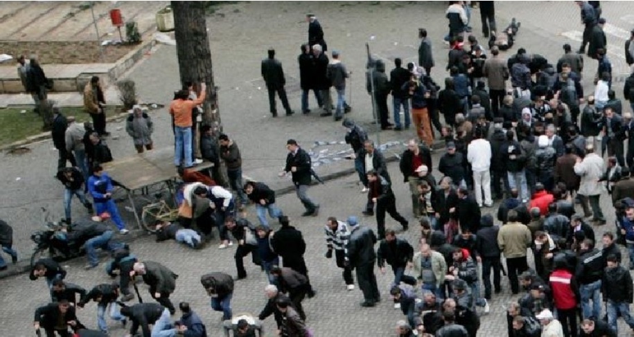 Artan Hoxha rikthen vëmendjen nga 21 Janari: Kromi, koncesionet dhe rrëmbimi e më pas zhdukja e këshilltarit të Dritan Priftit që kryesoi auditin Artan Hoxha rikthen vëmendjen nga 21 Janari: Kromi, koncesionet dhe rrëmbimi e më pas zhdukja e këshilltarit të Dritan Priftit që kryesoi auditin