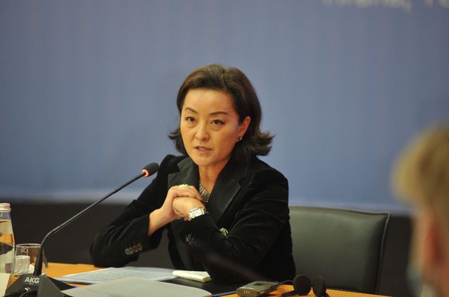 Largohet nga Kongresi pas 30 vitesh, ambasadorja Yuri Kim i jep ‘lamtumirën’ Eliot Engel: Një jetë të tërë që i ke shërbyer… Largohet nga Kongresi pas 30 vitesh, ambasadorja Yuri Kim i jep ‘lamtumirën’ Eliot Engel: Një jetë të tërë që i ke shërbyer…