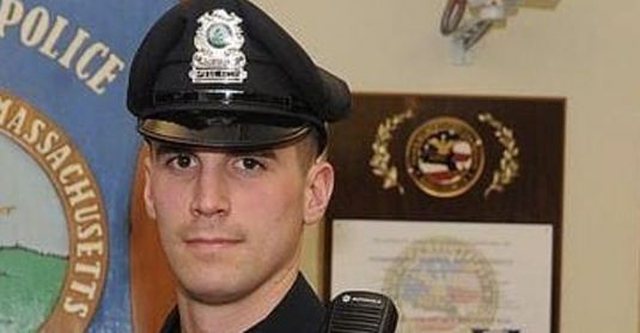 U thirr me urgjencë për të arrestuar një familje që kishte vjedhur ushqime për fëmijët, Polici bën gjestin e pabesueshëm ndaj dy grave U thirr me urgjencë për të arrestuar një familje që kishte vjedhur ushqime për fëmijët, Polici bën gjestin e pabesueshëm ndaj dy grave