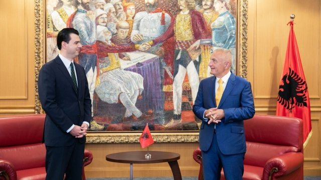 Shkrirja e LSI dhe drejtësia alarmojnë Metën, luftë për pazare në prapaskenë për një mandat të dytë, Lulzim Basha lë në baltë presidentin Shkrirja e LSI dhe drejtësia alarmojnë Metën, luftë për pazare në prapaskenë për një mandat të dytë, Lulzim Basha lë në baltë presidentin