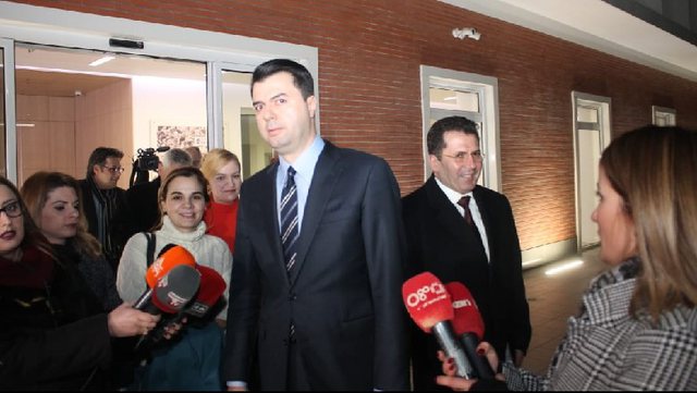 Aleatët irritohen me Bashën për çështjen e listave, kreu i PD vijon t’i mbajë në ankth, LSI dorëzohet dhe paralajmëron daljen më vete