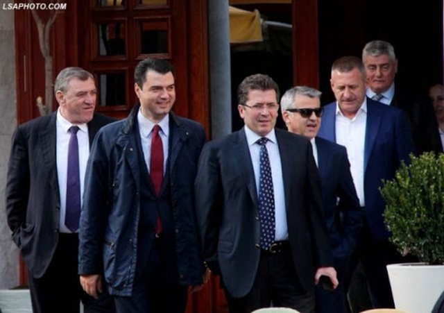 Debat i zjarrtë në opozitë, Basha refuzon presionet e Mediut dhe Idrizit, njerëzit e Sali Berishës jashtë qeverisë nëse fitohen zgjedhjet Debat i zjarrtë në opozitë, Basha refuzon presionet e Mediut dhe Idrizit, njerëzit e Sali Berishës jashtë qeverisë nëse fitohen zgjedhjet