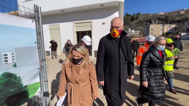 “E fejuam djalin e Servetit”, Rama nuk i kursen batutat në Laç me turkun që punon për rindërtimin e qytetit: Nesër do vij për ceremoninë e martesës! (Video) “E fejuam djalin e Servetit”, Rama nuk i kursen batutat në Laç me turkun që punon për rindërtimin e qytetit: Nesër do vij për ceremoninë e martesës! (Video)