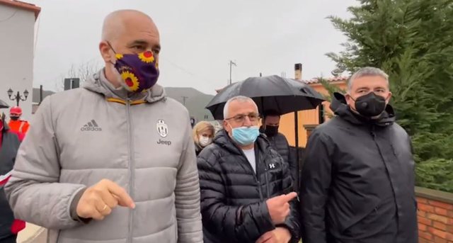 Rama takon biznesmenin në Berat dhe nuk i kursen batutat me të: Ky është demokrati i famshëm që… Rama takon biznesmenin në Berat dhe nuk i kursen batutat me të: Ky është demokrati i famshëm që…