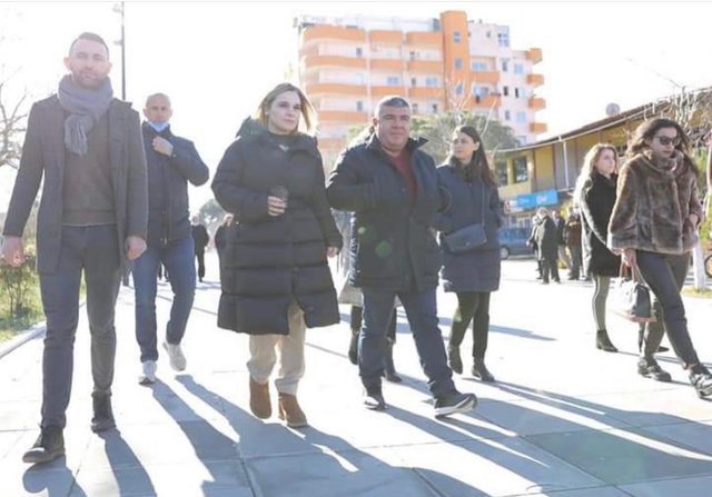 Erion Braçe kap “mat” Monika Kryemadhin Erion Braçe kap “mat” Monika Kryemadhin