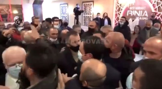 VIDEO/ Dalin pamjet nga sherri! Plas keq tek takimi i Albin Kurtit: Lëshomëni bre! Kush është ai i’a **** atë nanë VIDEO/ Dalin pamjet nga sherri! Plas keq tek takimi i Albin Kurtit: Lëshomëni bre! Kush është ai i’a **** atë nanë