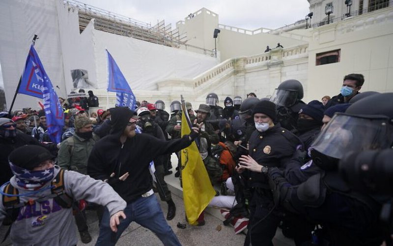 Pasi protestuesit hynë brenda, dalin pamjet që po thyejnë rrjetin: Ja momenti kur kongresmenët lajmërohen se duhet të largohen nga Capitol Hill Pasi protestuesit hynë brenda, dalin pamjet që po thyejnë rrjetin: Ja momenti kur kongresmenët lajmërohen se duhet të largohen nga Capitol Hill
