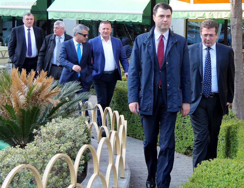 Strategjia e zgjedhjeve ndez opozitën: Aleatët kërkojnë 3-4 vende në lista, LSI bën gati valixhet! Berisha del tërësisht jashtë loje Strategjia e zgjedhjeve ndez opozitën: Aleatët kërkojnë 3-4 vende në lista, LSI bën gati valixhet! Berisha del tërësisht jashtë loje