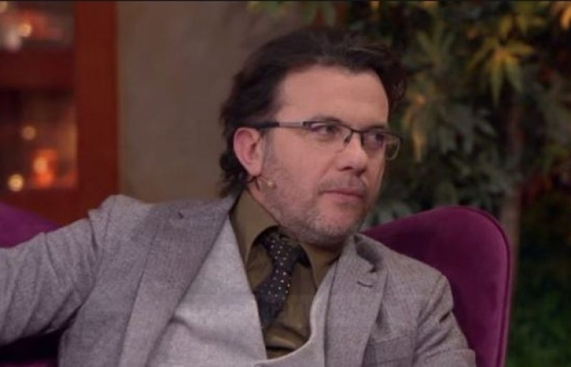 “Njerëz në mjerim që për një pako fasule merren me nënën e babanë tim”! Shpërthen i revoltuar aktori i njohur Laert Vasili dhe nuk lë gjë pa thënë: Unë jam kinez, e ke problem që dua bashkimin e Shqipërisë