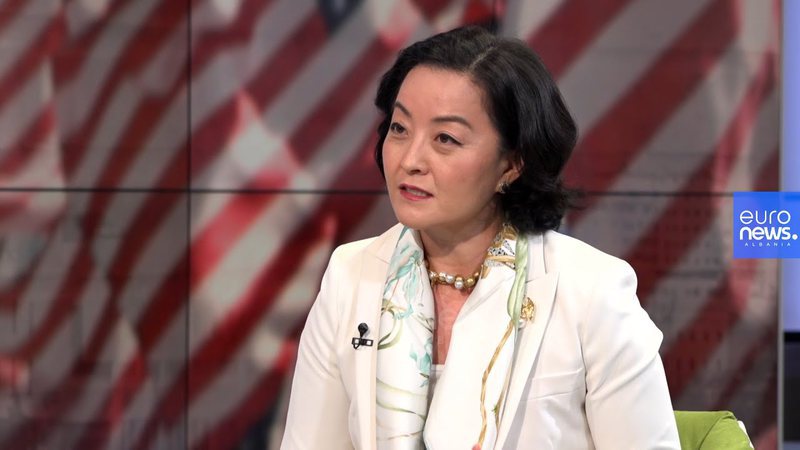 “Kundër të gjithë armiqve…”! Ambasadorja Yuri Kim bën rrëfimin emocionues dhe kujton datën e veçantë të jetës: Me dorën mbi një Bibël të nënshkruar nga nëna ime u betova se… “Kundër të gjithë armiqve…”! Ambasadorja Yuri Kim bën rrëfimin emocionues dhe kujton datën e veçantë të jetës: Me dorën mbi një Bibël të nënshkruar nga nëna ime u betova se…