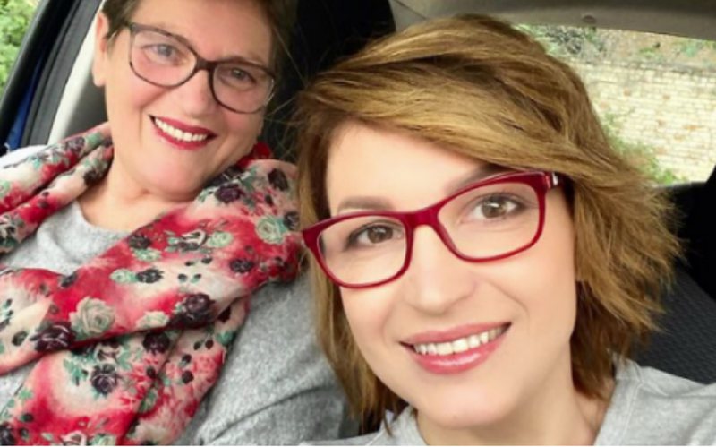 E ‘masakruan’ me kritika pasi dha lajmin e trishtë për vdekjen e nënës së saj, reagon moderatorja e njohur shqiptare: Për këto gjallesa ka vetëm një përgjigje E ‘masakruan’ me kritika pasi dha lajmin e trishtë për vdekjen e nënës së saj, reagon moderatorja e njohur shqiptare: Për këto gjallesa ka vetëm një përgjigje