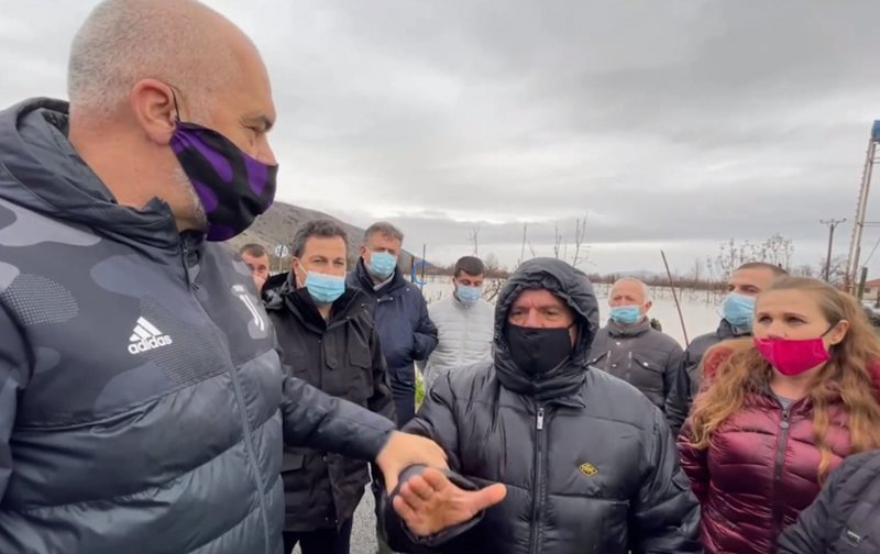 Përmbytjet/ Rama replikon me banorin në Lezhë: Je demokrat i lëkundur! Ja si i kthehet ai Përmbytjet/ Rama replikon me banorin në Lezhë: Je demokrat i lëkundur! Ja si i kthehet ai