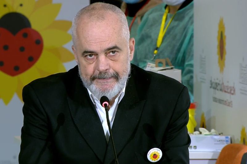 “O Zot”/ Gazetarja e pyet si erdhi vaksina anti-COVID në Shqipëri, Rama i jep përgjigjen që nuk e priste: Me kuaj e mushka! “O Zot”/ Gazetarja e pyet si erdhi vaksina anti-COVID në Shqipëri, Rama i jep përgjigjen që nuk e priste: Me kuaj e mushka!