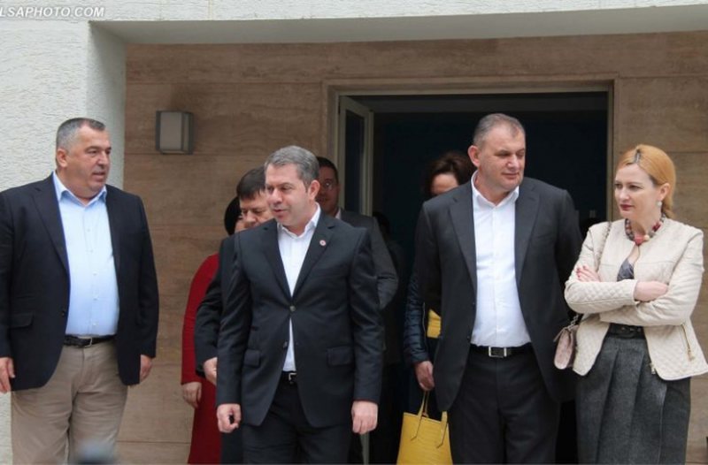 PDIU rrezikon shkrirjen, Mesila Doda drejt rikthimit te PD: Çami Idriz mbetet i vetëm: Ja si u braktis nga të gjithë PDIU rrezikon shkrirjen, Mesila Doda drejt rikthimit te PD: Çami Idriz mbetet i vetëm: Ja si u braktis nga të gjithë