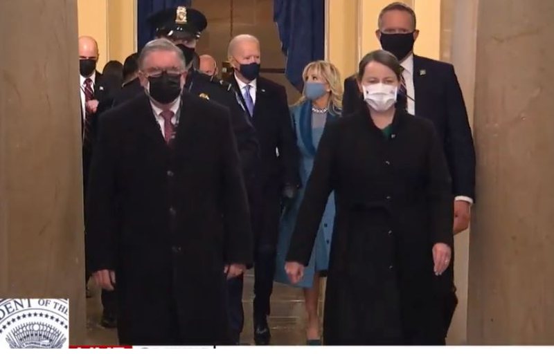 Menjëherë pas ceremonisë së betimit, Biden bën lëvizjen e parë si President i SHBA-ve: Nuk duhet të humbasim kohë! Menjëherë pas ceremonisë së betimit, Biden bën lëvizjen e parë si President i SHBA-ve: Nuk duhet të humbasim kohë!