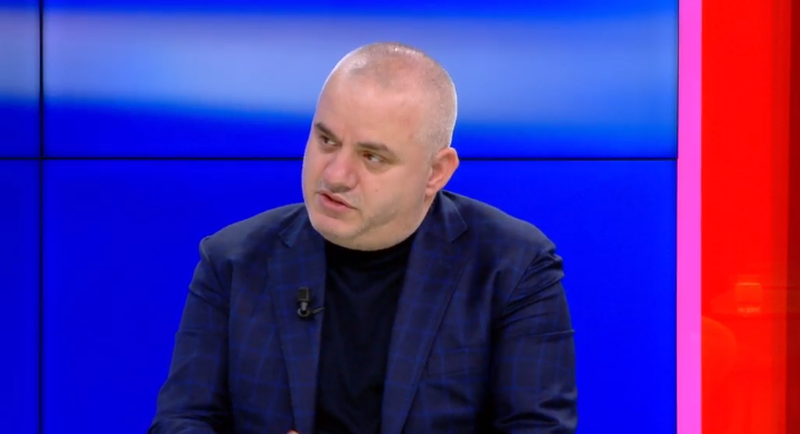 “Më la tërë natën pa gjumë dhe në mëngjes vura duart në kokë”! Artan Hoxha bën publike dosjen: Kokat e politikës i rrinin gatitu b.osit të k.rimit! Kishte edhe numrin e drejtorit tim! “Më la tërë natën pa gjumë dhe në mëngjes vura duart në kokë”! Artan Hoxha bën publike dosjen: Kokat e politikës i rrinin gatitu b.osit të k.rimit! Kishte edhe numrin e drejtorit tim!