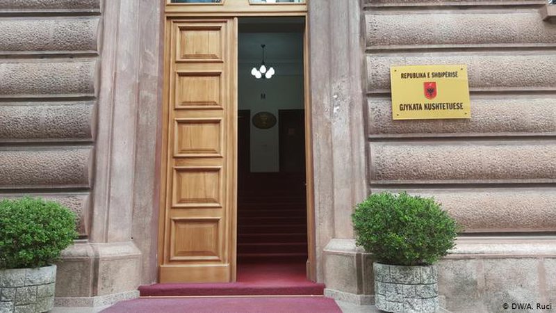 Kushtetuesja mban sot seancën e parë, gjyqtarët në test përballë presioneve politike, ngec plani i Metës për të rrëzuar zgjedhjet vendore Kushtetuesja mban sot seancën e parë, gjyqtarët në test përballë presioneve politike, ngec plani i Metës për të rrëzuar zgjedhjet vendore