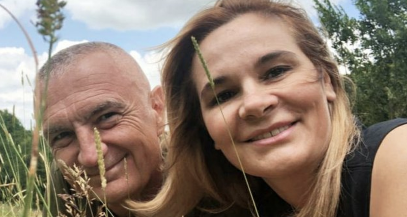 Moni pasi nuk ka lënë gjë pa na broçkullit nëpër “telehale” tani…detaje nga jeta intime me “luanin” Ilir Moni pasi nuk ka lënë gjë pa na broçkullit nëpër “telehale” tani…detaje nga jeta intime me “luanin” Ilir