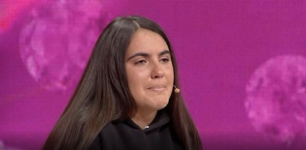 E rrethuar nga varfëria, 14-vjeçarja qep këpucë gjithë natën për të siguruar bukën E rrethuar nga varfëria, 14-vjeçarja qep këpucë gjithë natën për të siguruar bukën