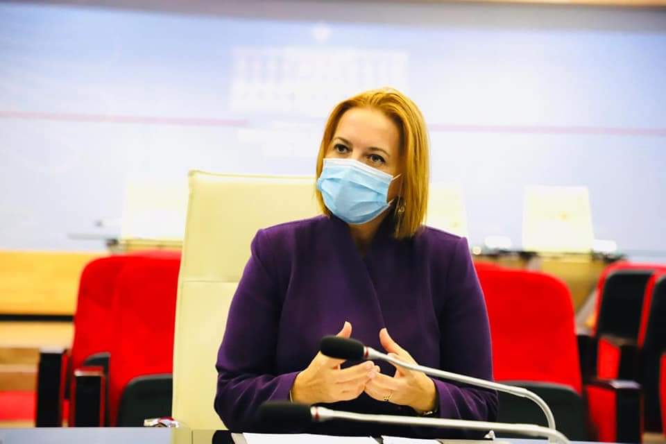 Ministrja e Financave reagon ndaj akuzave të Presidentit: Bëri lëmsh Kushtetutën e institucionet, nesër do t’i them më shumë nëse nuk kupton Ministrja e Financave reagon ndaj akuzave të Presidentit: Bëri lëmsh Kushtetutën e institucionet, nesër do t’i them më shumë nëse nuk kupton