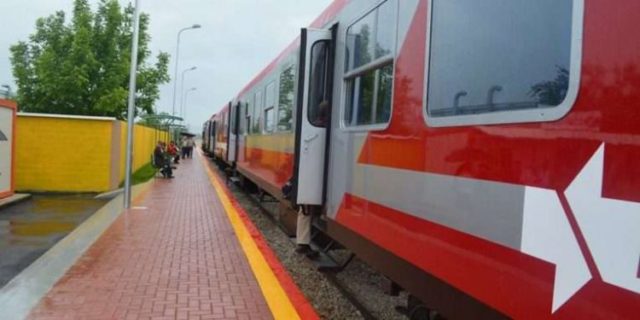 Gati nisja e punimeve për linjën hekurudhore Tiranë-Durrës: Dorëzohet vlerësimi i ndikimit në mjedis Gati nisja e punimeve për linjën hekurudhore Tiranë-Durrës: Dorëzohet vlerësimi i ndikimit në mjedis