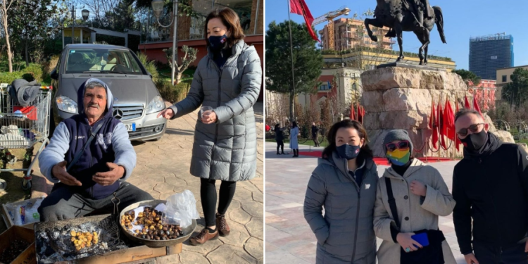 Yuri Kim dhe ambasadorja suedeze pozojnë para statujës së Skënderbeut, blejnë gështenja te Liqeni Yuri Kim dhe ambasadorja suedeze pozojnë para statujës së Skënderbeut, blejnë gështenja te Liqeni