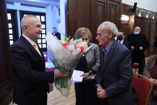 Konaku 300 vjeçar i Anagnostëve dhe LSI (kampingu) në Jalë! Hipokrizia e dekoratës nga një Pronar Kampingu Konaku 300 vjeçar i Anagnostëve dhe LSI (kampingu) në Jalë! Hipokrizia e dekoratës nga një Pronar Kampingu