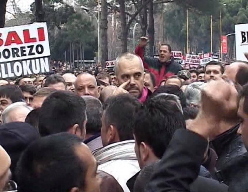 Protesta e 21 janarit 2011, gazetari: Për Ramën ishte gati mandati i arrestit, pamjet filmike e shpëtuan nga burgu Protesta e 21 janarit 2011, gazetari: Për Ramën ishte gati mandati i arrestit, pamjet filmike e shpëtuan nga burgu