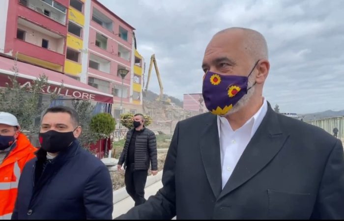 “Rrofsh sa malet”! Rama i’a kthen urimin qytetarit në Vorë: Sa ta kemi kismetin (Një përgjigje për akuzat e opozitës për rindërtimin) “Rrofsh sa malet”! Rama i’a kthen urimin qytetarit në Vorë: Sa ta kemi kismetin (Një përgjigje për akuzat e opozitës për rindërtimin)