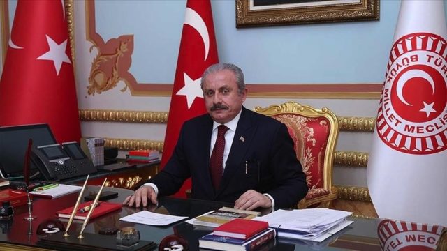 Kryeparlamentari turk viziton Shqipërinë, pas takimit me Ruçin fal namazin në xhaminë e Shkodrës. Lule te përmendorja e Hasan Riza Pashës Kryeparlamentari turk viziton Shqipërinë, pas takimit me Ruçin fal namazin në xhaminë e Shkodrës. Lule te përmendorja e Hasan Riza Pashës