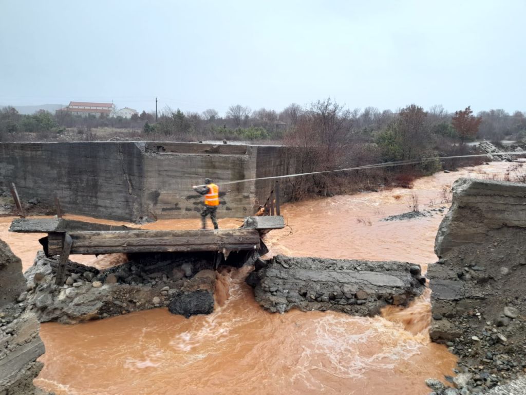 U shkatërrua nga përmbytjet: FA nisin menjëherë punën për ndërtimin e urës së Kalivaçit në Lezhë