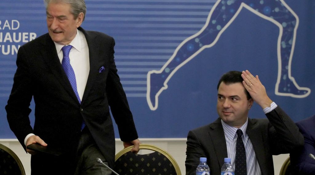 Berisha akuzon Ramën për “shitjen” e detit: Qytetarët nuk i lejnë gjë pa i thënë (Foto) Berisha akuzon Ramën për “shitjen” e detit: Qytetarët nuk i lejnë gjë pa i thënë (Foto)