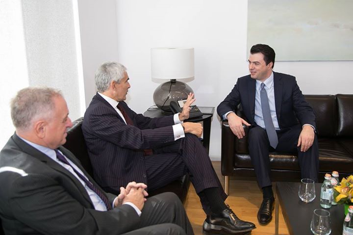 Zv.kryeministri plas akuzën e rëndë: Ja çfarë fshihet pas kësaj dosjeje! Këta analistë unë i kam parë me… Zv.kryeministri plas akuzën e rëndë: Ja çfarë fshihet pas kësaj dosjeje! Këta analistë unë i kam parë me…