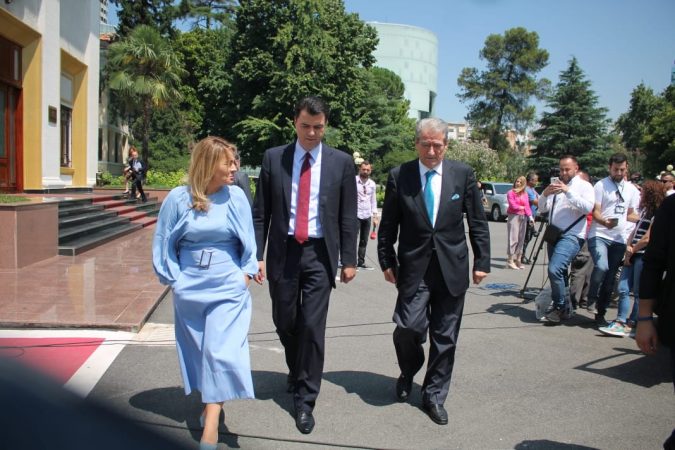 Akuza Berishës e Bashës për vjedhje ideje?! Kryemadhi: LSI e artikuloi që në 2004 taksën e sheshtë, e mori PD Akuza Berishës e Bashës për vjedhje ideje?! Kryemadhi: LSI e artikuloi që në 2004 taksën e sheshtë, e mori PD