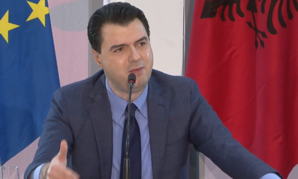 Deliranti dhe qesharak, Basha fluturon pas sondazhit të “Zeni Tv“! Uron Biden si kryeministër… në rrugë: Po pres të punoj me ju!