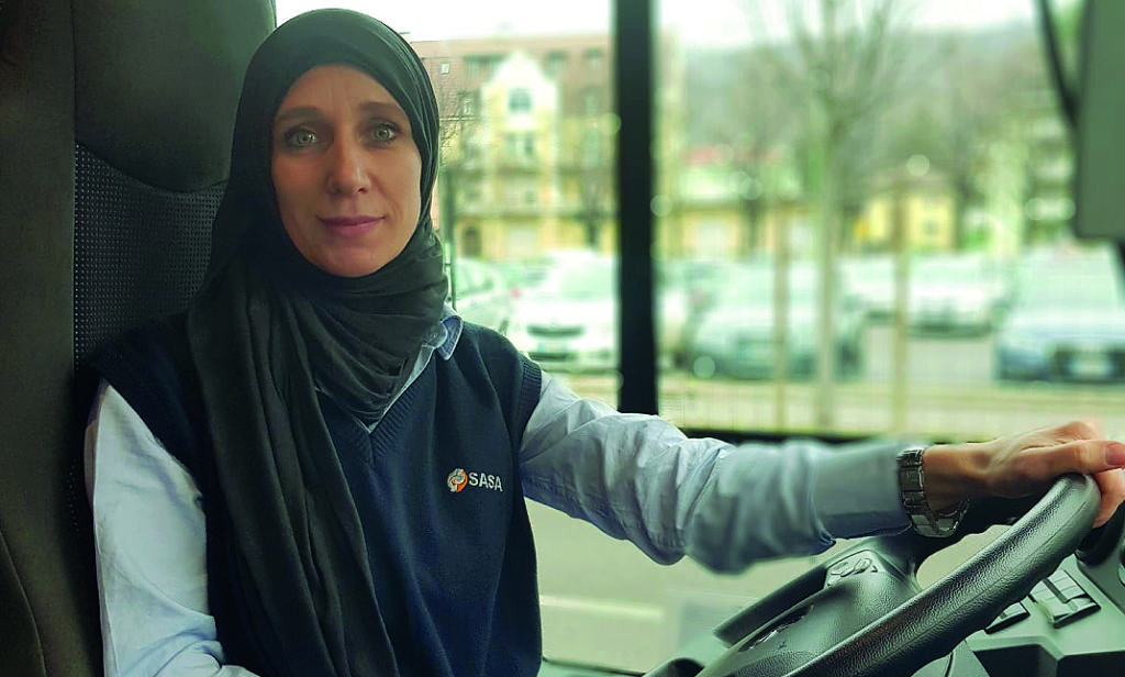 “Me shami dhe shofere autobusi në Itali”: Historia e Bukuries, shqiptares nga Kavaja që thyen stereotipet “Me shami dhe shofere autobusi në Itali”: Historia e Bukuries, shqiptares nga Kavaja që thyen stereotipet