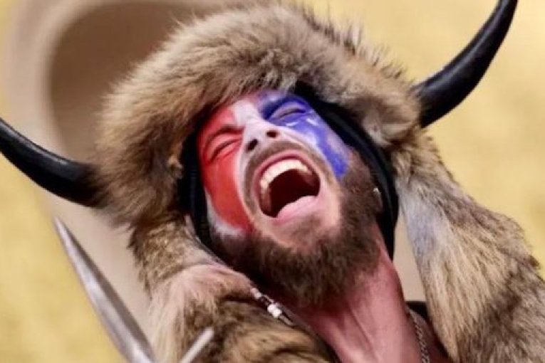 “Djalli me brirë” i Capitol-it: Pse do dëshmoj kundër Trumpi-it “Djalli me brirë” i Capitol-it: Pse do dëshmoj kundër Trumpi-it