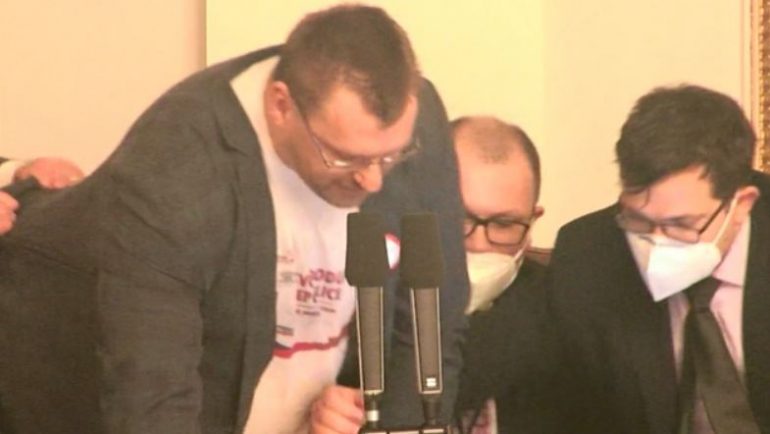Debati në Dhomën e Ulët të Parlamentit të Çekisë u shndërrua në “ring boksi” në sallë (Video)