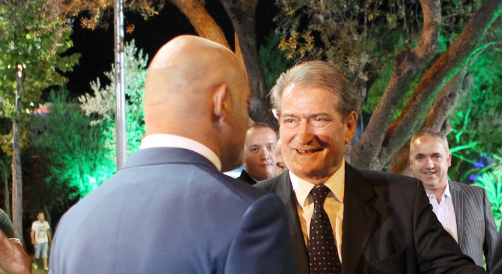 Blendi Fevziu sjell provat se si më 21 Janar Edi Rama tentoi të vriste Sali Berishën: Dritarja e tij u qëllua me plumba Blendi Fevziu sjell provat se si më 21 Janar Edi Rama tentoi të vriste Sali Berishën: Dritarja e tij u qëllua me plumba