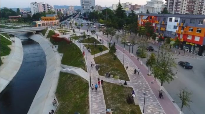 Akuzat për përmbytjet në vend, reagon kryeministri Rama: Publikon pamjet në kohën e e shkatërrimit nga opozita e rrugës dhe e vërteta sot! (Video) Akuzat për përmbytjet në vend, reagon kryeministri Rama: Publikon pamjet në kohën e e shkatërrimit nga opozita e rrugës dhe e vërteta sot! (Video)