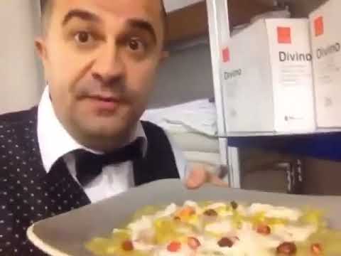 Video skandal/ Kamarieri në Tiranë bën gjestin e neveritshëm ndaj klientit, pështyn pjatën: Na ka ardhur ministri, po ia çoj ta hajë Video skandal/ Kamarieri në Tiranë bën gjestin e neveritshëm ndaj klientit, pështyn pjatën: Na ka ardhur ministri, po ia çoj ta hajë