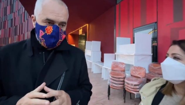 “Çdo një orë 60 të vaksinuar”, gati qendra e parë e vaksinimit anti-Covid19 në Air Albania Stadium “Çdo një orë 60 të vaksinuar”, gati qendra e parë e vaksinimit anti-Covid19 në Air Albania Stadium