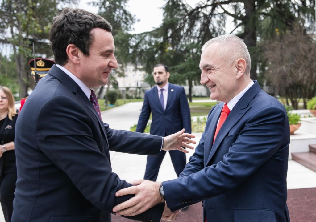 Zbythet Albin Kurti nga “misioni i jetës” së tij: S’do bëj luftë unë që të bashkohemi me Shqipërinë Zbythet Albin Kurti nga “misioni i jetës” së tij: S’do bëj luftë unë që të bashkohemi me Shqipërinë