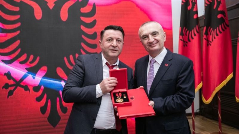 Perla e ditës: Ylli Baka vlerësohet si “Mjeshtër i Madh” nga juria kompetente e Presidencës, mes të tjerash se është gjysëm skraparli e ka miliona klikime në Youtube Perla e ditës: Ylli Baka vlerësohet si “Mjeshtër i Madh” nga juria kompetente e Presidencës, mes të tjerash se është gjysëm skraparli e ka miliona klikime në Youtube