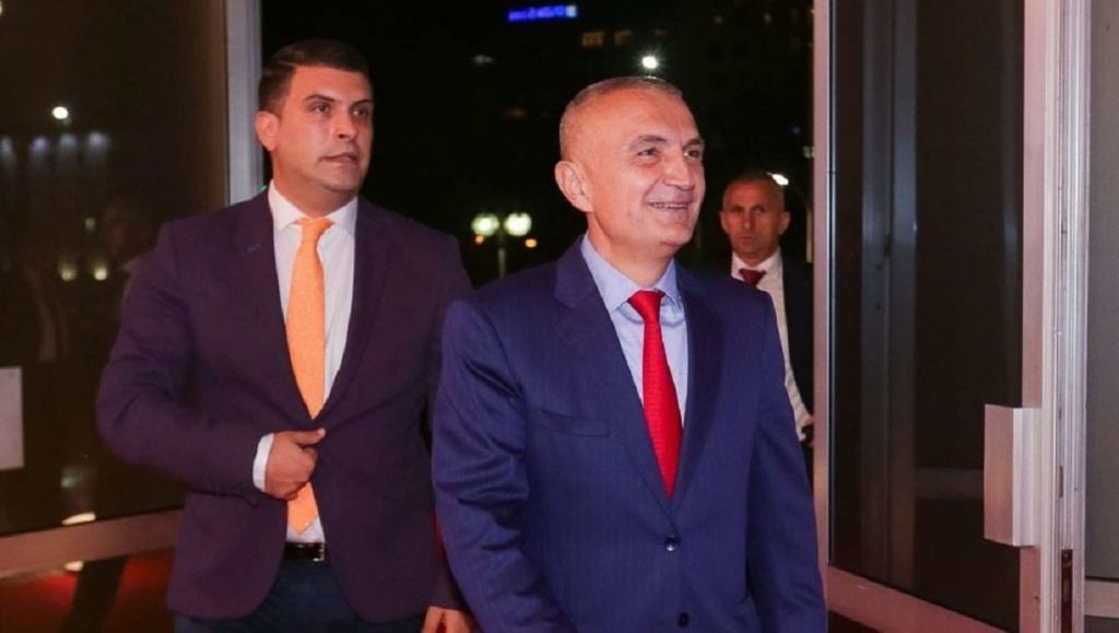 Blushi i Metës me aq sa di dhe kupton sqaron vlonjatët për bllokimin e fondit të “Lungomare 2”: S’do të lejojmë të shpërdorosh fondet! Blushi i Metës me aq sa di dhe kupton sqaron vlonjatët për bllokimin e fondit të “Lungomare 2”: S’do të lejojmë të shpërdorosh fondet!