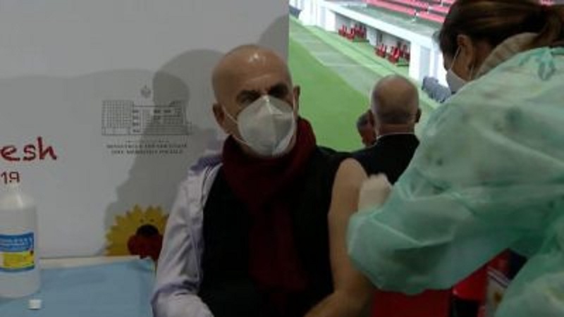 Pëllumb Pipero infektohet me Covid pasi bëri vaksinën, gazetari: Tani do thonë ka injektuar ujë fiziologjik Pëllumb Pipero infektohet me Covid pasi bëri vaksinën, gazetari: Tani do thonë ka injektuar ujë fiziologjik