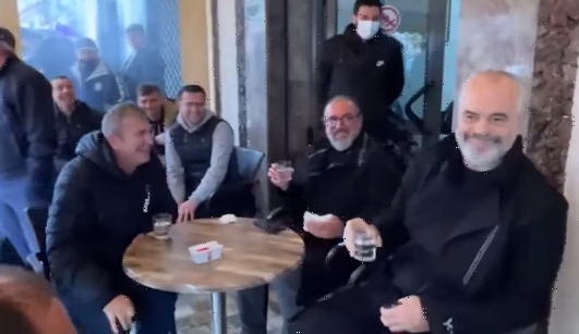 VIDEO/ “Mos u mërzit që PD-ja të mbeti në det”! Rama ngre dolli me raki: Një “gëzuar” me vlonjatët, ky kamarieri është me LSI-në që nuk vjen?