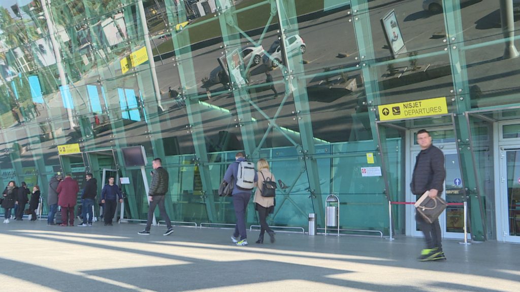 Qeveria dërgon në Kuvend projektligjin për zgjatjen e koncesionit të aeroportit “Nënë Tereza” Qeveria dërgon në Kuvend projektligjin për zgjatjen e koncesionit të aeroportit “Nënë Tereza”